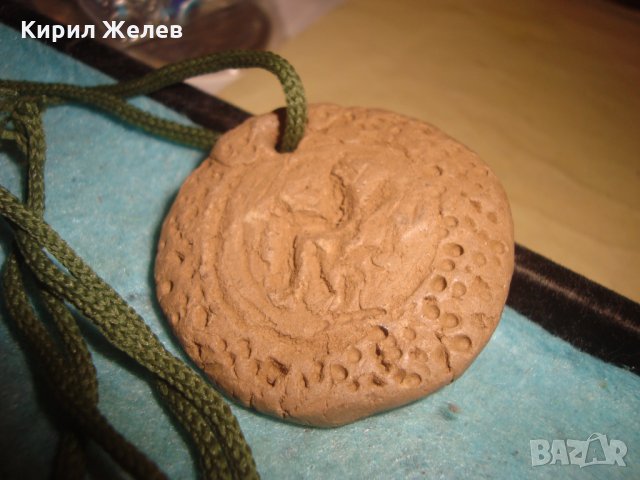 ГЛИНЕН АРТ МЕДАЛЬОН РЪЧНО ИЗРАБОТЕН и ОРНАМЕНТИРАН с ШНУРЧЕ НАТУРАЛНА ГЛИНА УНИКАТ 75221, снимка 7 - Колиета, медальони, синджири - 35526785