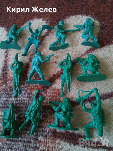 Войници пластмасови 12 броя 51729, снимка 5 - Колекции - 52105698