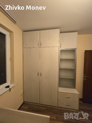 Бял гардероб с витрина