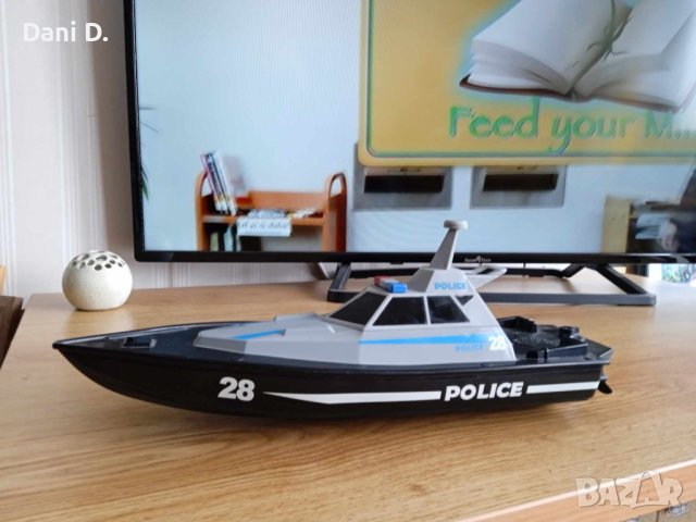 реалистичен макет на полицейски патрулен кораб  35 sm 