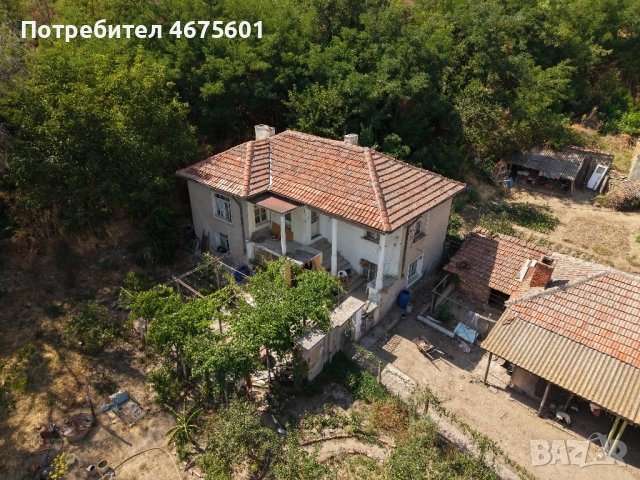 Двуетажна къща в село Левка (център)