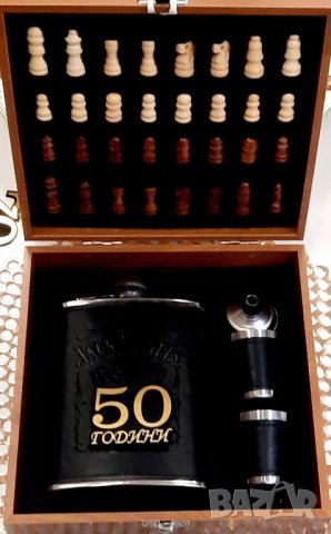 Юбилеен подарък шах с бутилка за алкохол и карти за игра, снимка 6 - Подаръци за юбилей - 43742464