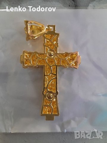 Много красив кръст с камъни и синджир