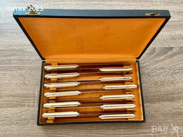 Винтидж англиски комплект от 12 ножа за маса с дръжки от естествена кост в оригинален калъф, снимка 3 - Антикварни и старинни предмети - 50550659
