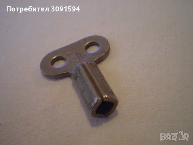 Стар ключ за стенен часовник СССР а може и настолен , снимка 3 - Антикварни и старинни предмети - 40496609
