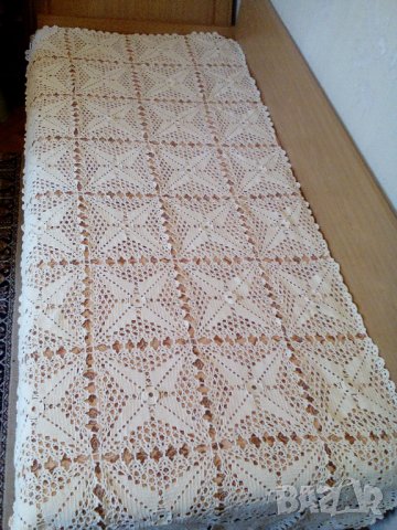 Красиви и стилни плетива на една кука- за легло, маса, салфетки, тишлайфери и милиьота., снимка 2 - Декорация за дома - 35201575
