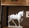 Бяла статуетка "Кон", снимка 1