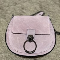 Велурена лилава чанта, снимка 1 - Чанти - 34949772