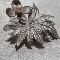 Сребърна брошка с перла от Mikimoto (Япония), снимка 1 - Колиета, медальони, синджири - 43256186