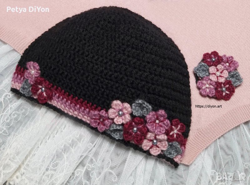 Черна ръчно плетена дамска шапка и брошка с цветя, снимка 1