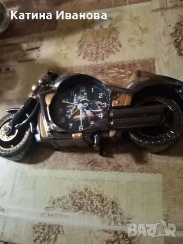 Продавам два настолни часовници