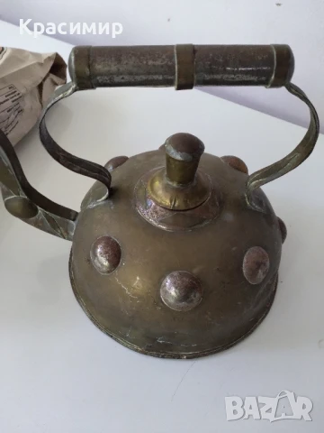 Старинен чайник за декорация.