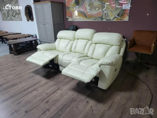 Светло кремав кожен диван тройка с електрически релаксиращ механизъм, снимка 10 - Дивани и мека мебел - 50886569