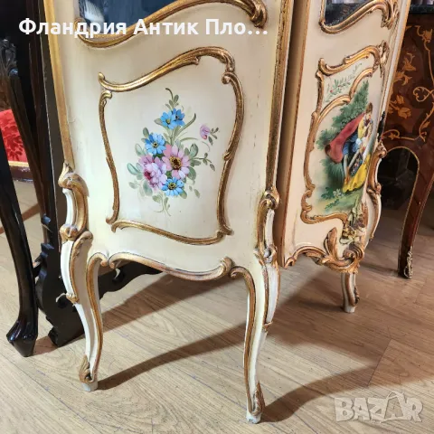 Антична витрина с ръчно рисувани панели и златисти орнаменти, снимка 4 - Секции и витрини - 48391887