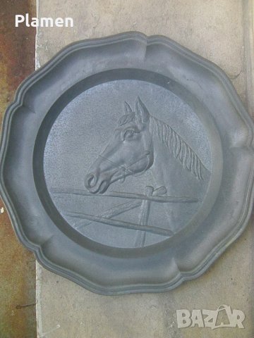 Метална стенна чиния с кон