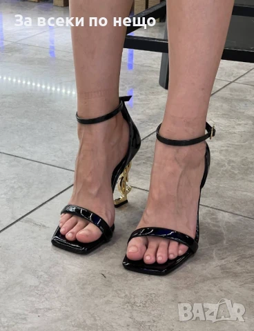 Yves Saint Laurent Дамски Черни Обувки На Златен Метален Ток Код E438