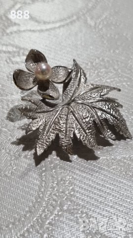 Сребърна брошка с перла от Mikimoto (Япония)