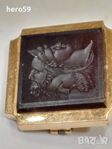 Златна 18к брошка с карнеолова гема изобразяваща три глави, снимка 14 - Колиета, медальони, синджири - 43491618