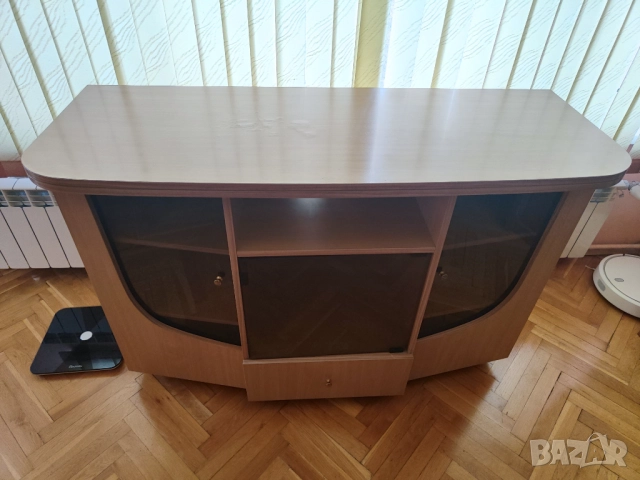Продавам шкаф със стъклени витрини подходящ за хол, TV и др., снимка 5 - Шкафове - 52820837