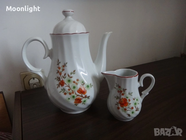 Български порцеланов чайник и латиера, снимка 2 - Сервизи - 53221522