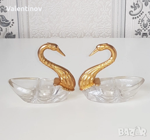 Две старинни солнички