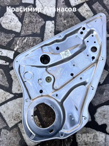 Стъклоповдигач заден десен за Мерцедес Ц-класа W204 седан. A2048204302