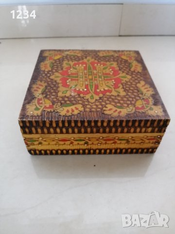 Дървена кутия 12 x 12 h 4.5 cm. 