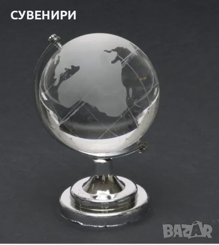 Стъклен глобус със сиви изображения на континентите