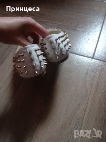 Бели мокасини със златисти шипове., снимка 4 - Дамски елегантни обувки - 37269761