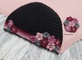 Черна ръчно плетена дамска шапка и брошка с цветя, снимка 1 - Шапки - 39406297