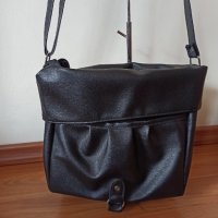 ЛИКВИДАЦИЯ!!! Голяма дамска чанта за през рамо в черно, снимка 1 - Чанти - 32212145