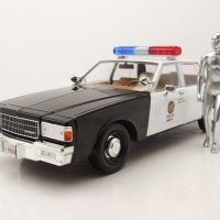 Chevrolet Caprice Metropolitan Police 1987 Terminator 2 - 1:18 на Greenlight моделът е нов в кутия, снимка 1 - Колекции - 43365849