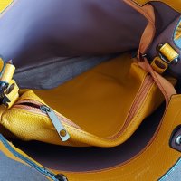 Дамска чанта в цвят горчица с капси и аксесоар, снимка 4 - Чанти - 37916257