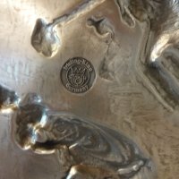 Чиния от калай с релефна картина Lindenwirtin. , снимка 4 - Антикварни и старинни предмети - 43905550
