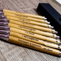 Гравирана химикалка от бамбук - надпис по избор (кутия по желание), снимка 1 - Ученически пособия, канцеларски материали - 36611167