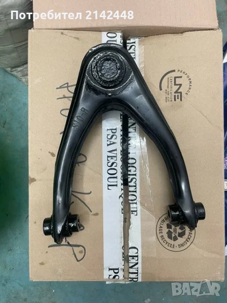 Носач за преден десен горен шарнир на Хонда ЦРВ 1998 г- със шарнирния болт монтиран на него., снимка 1