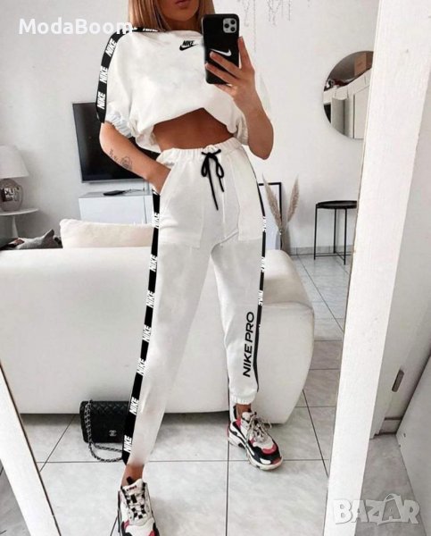 Дамски екипи Nike, снимка 1