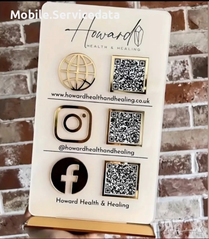Персонализирана акрилна стойка за QR код – бяло и златисто, подходяща за Google My Business