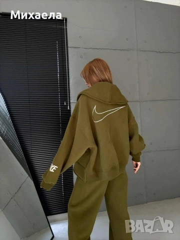 Дамски ватирани комплекти Nike - два цвята - Намаление - 35€, снимка 4 - Спортни екипи - 53292136