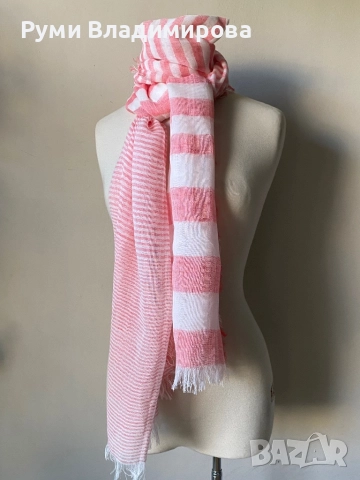 Бял шал на червени райета с 65 % памук и 35 % лен, снимка 4 - Шалове - 52809945