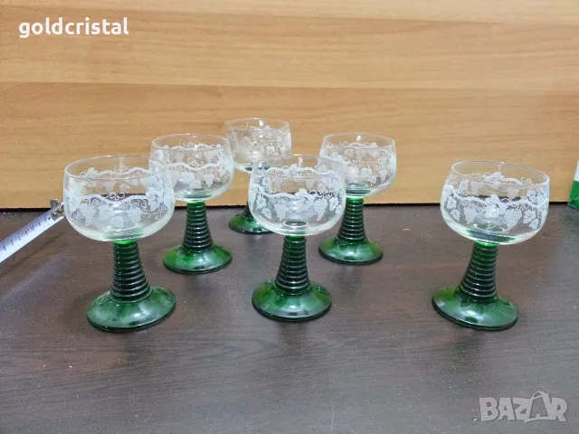 ретро стъклени чаши зелено столче 