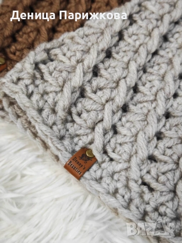 Ръчно плетена релефна шапка „Стела“ с подвижен пухкав помпон, снимка 8 - Шапки - 52593633