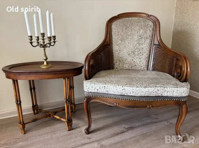 Антикварно кресло с ратан и извити подлакътници