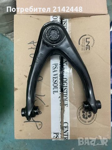 Носач за преден десен горен шарнир на Хонда ЦРВ 1998 г- със шарнирния болт монтиран на него.