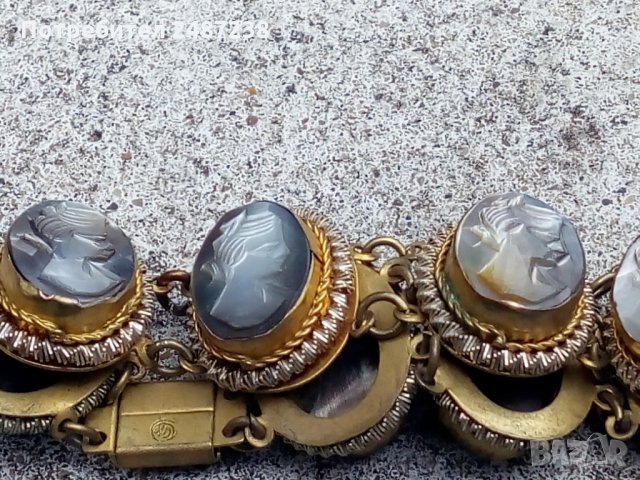 Гривна със седефени камеи