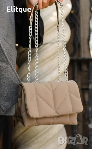 Дамска ватирана чанта в бежов цвят с клъч затваряне и дълга дръжк тип синджир, снимка 4 - Чанти - 52895557