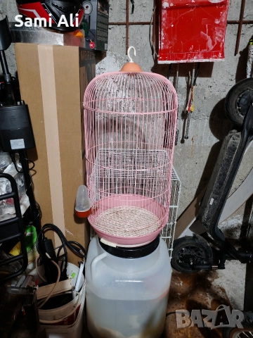 Продавам два броя клетки за птици в много добро състояние. Подходящи с