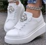 Бели спортни обувки с брошка, снимка 1 - Маратонки - 43897162