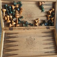 Стар пирографиран шах с дървени фигури, снимка 1 - Антикварни и старинни предмети - 43249040
