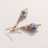 Красиви обеци с ръчно рисувани порцеланови мъниста в синьо и сребристи орнаменти, снимка 5 - Обеци - 27319834